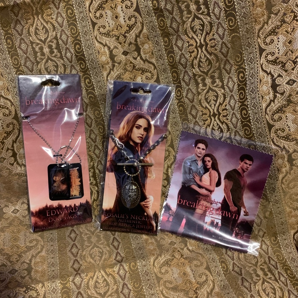 🍎NEW🍎 - Breaking Dawn - Cullen Crest Necklace Edward Dog Tags Picture Cloth